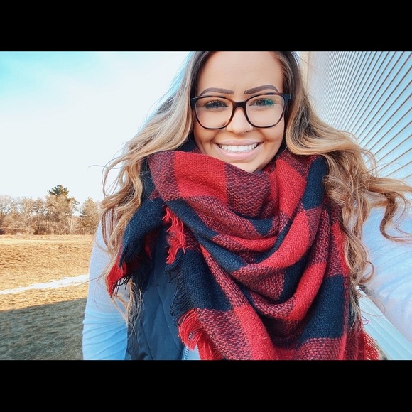 Meet your Posher, Kayla - Picture 3 of 4